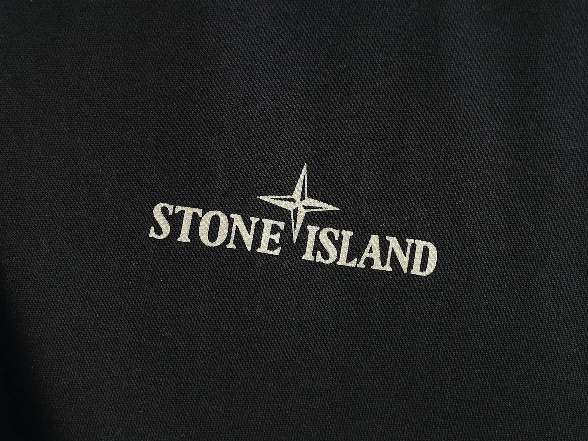🅿️170 Stone Island 2025FW new autumn and winter geometric print short-sleeved base T-shirt. Pure background color with the brand's iconic compass logo + geometric line printing on the back, which is very cool and recognizable. The basic round neck version is suitable for various body shapes, the fabric is soft and breathable, and multiple colors are available. Suitable for daily outings/casual wear, easy to wear on the street. Color: black and white Size: XSSML